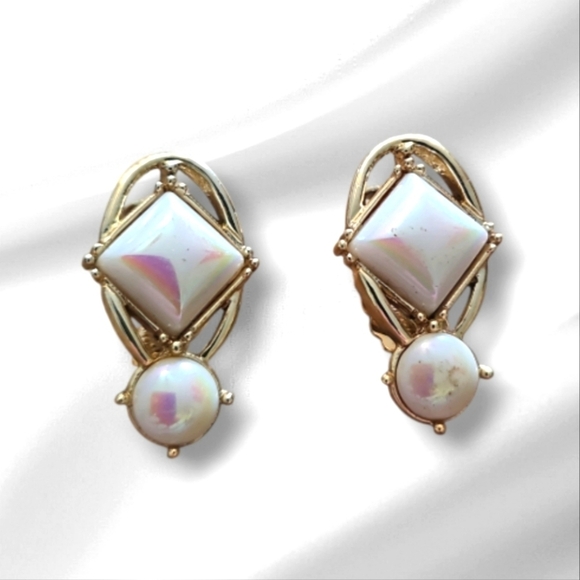 Elegant Irridescent Thermoset and Gold Earrings - Picture 7 of 8